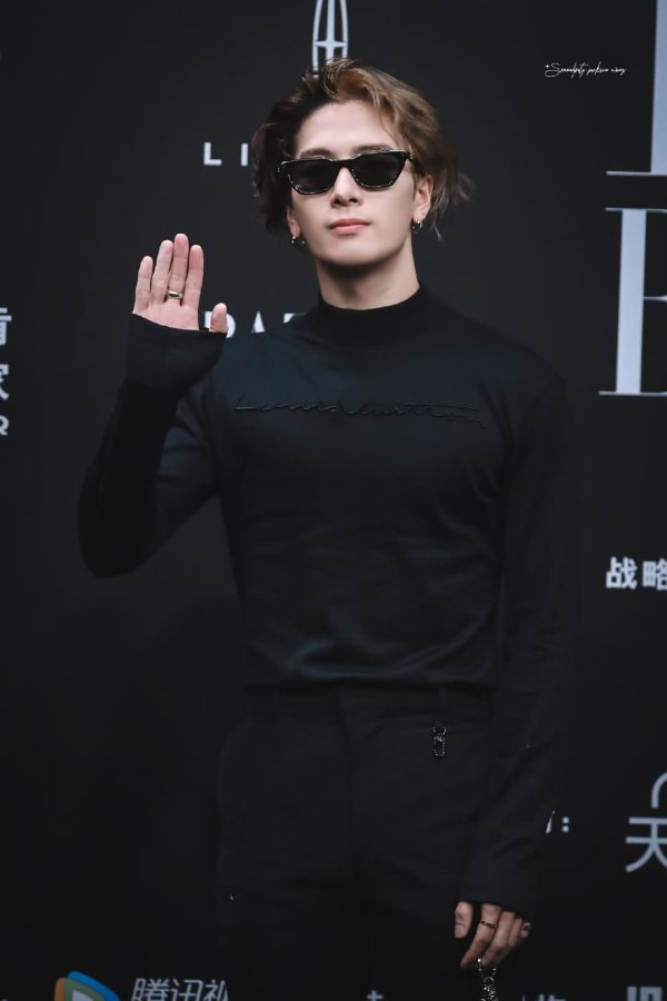 王嘉尔Angelababy同框合照，王嘉尔帮Angelababy扶外套_4