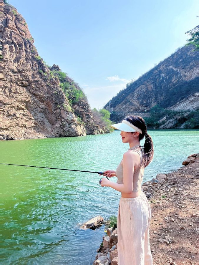 美女钓鱼佬 美女路亚钓鱼图片_2