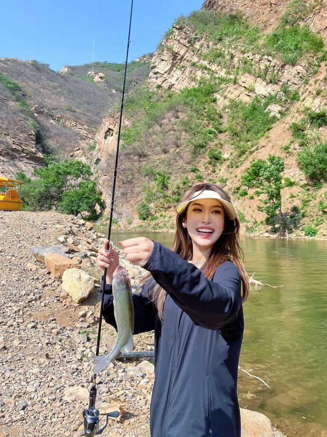 美女钓鱼佬 美女路亚钓鱼图片_3