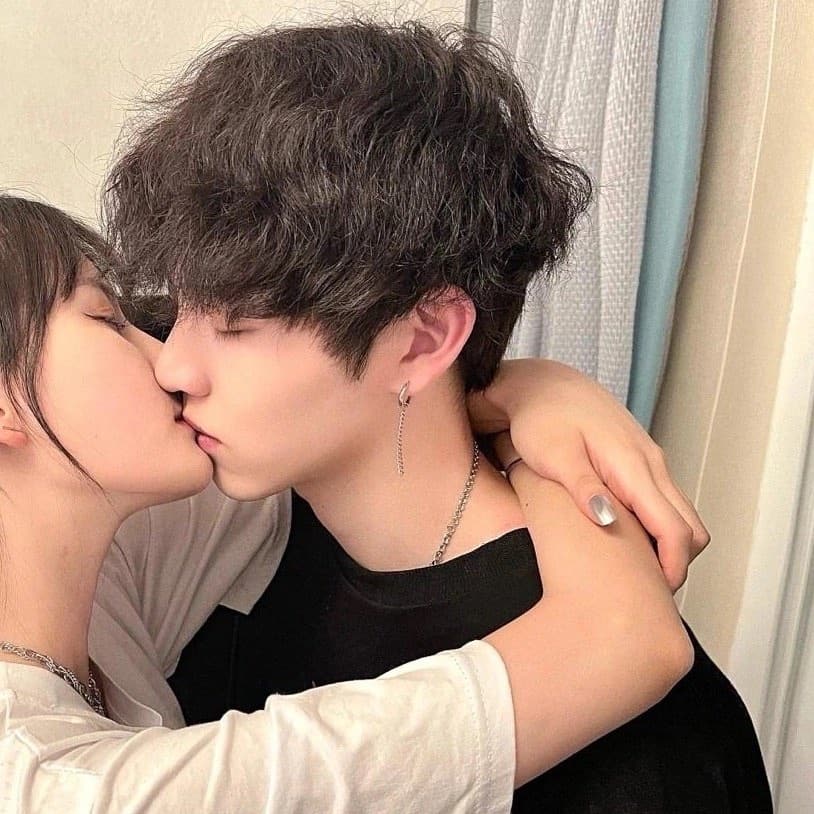 情侣头像嘴对嘴亲亲真人图片，真人亲嘴情侣头像_6