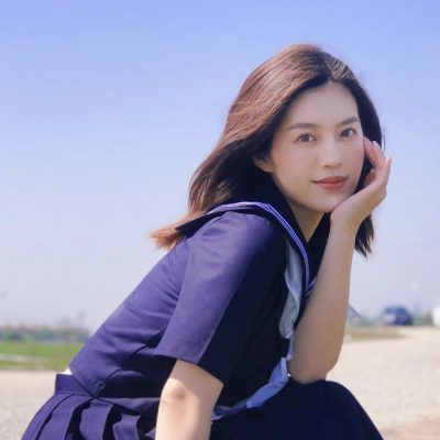 大学美女老师北江大堤日系氛围感写真图片