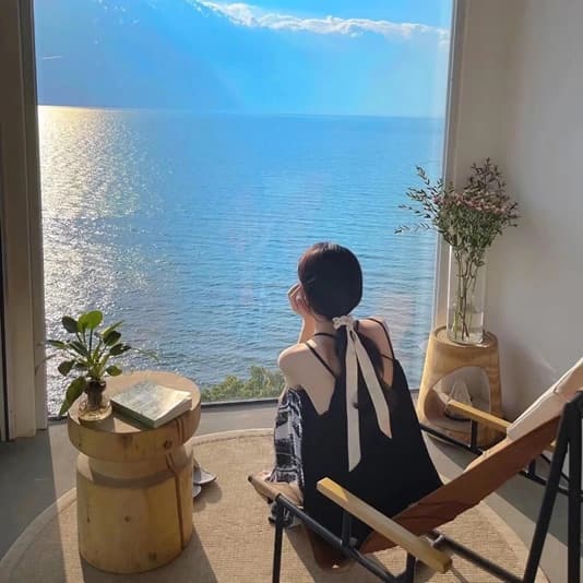 蓝色背景图片唯美人物,蓝天大海女孩唯美图片_14