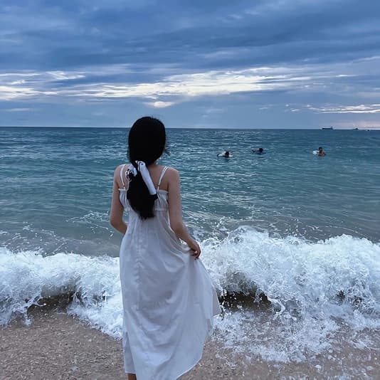 蓝色背景图片唯美人物,蓝天大海女孩唯美图片_13