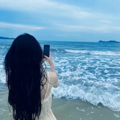 蓝色背景图片唯美人物,蓝天大海女孩唯美图片