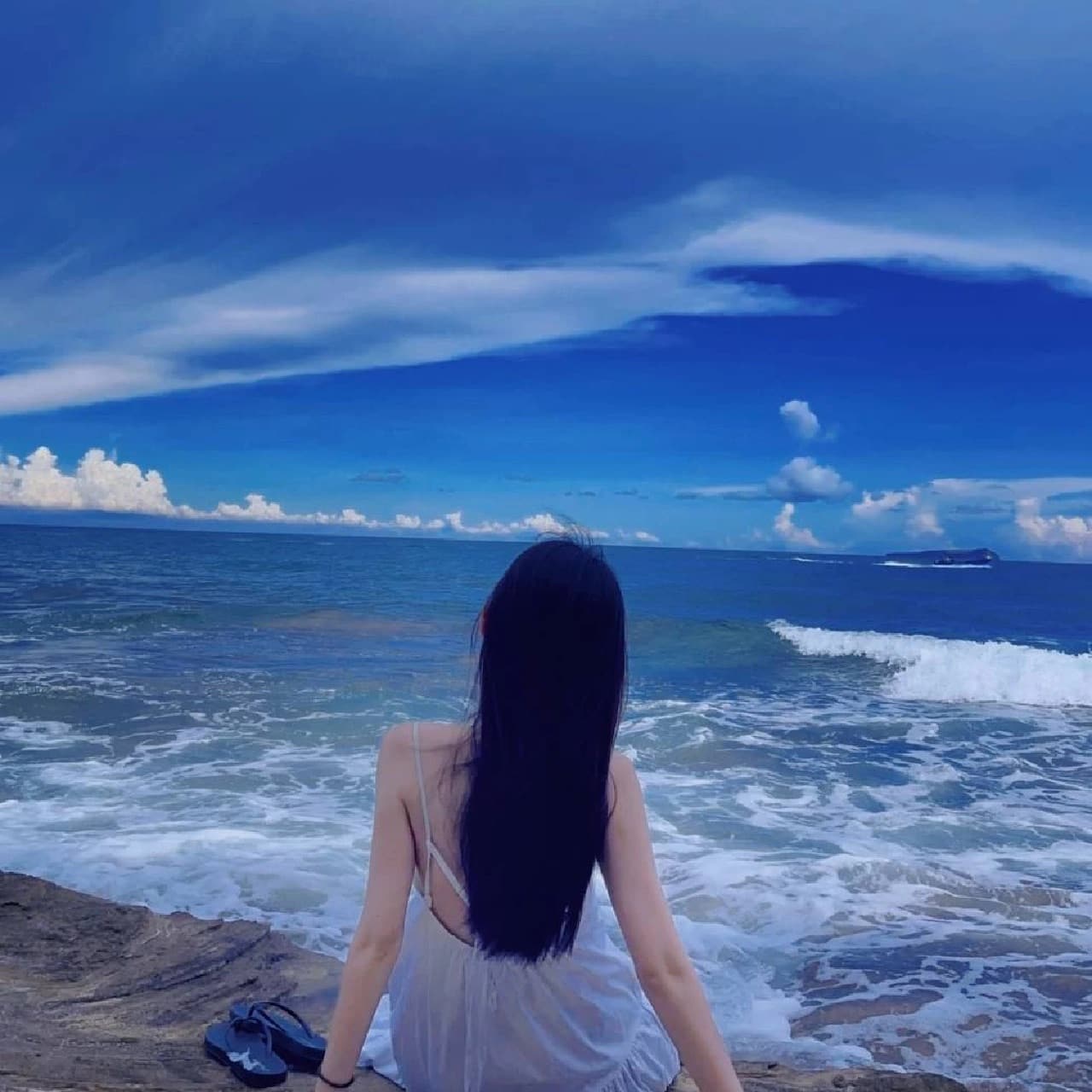蓝色背景图片唯美人物,蓝天大海女孩唯美图片_5