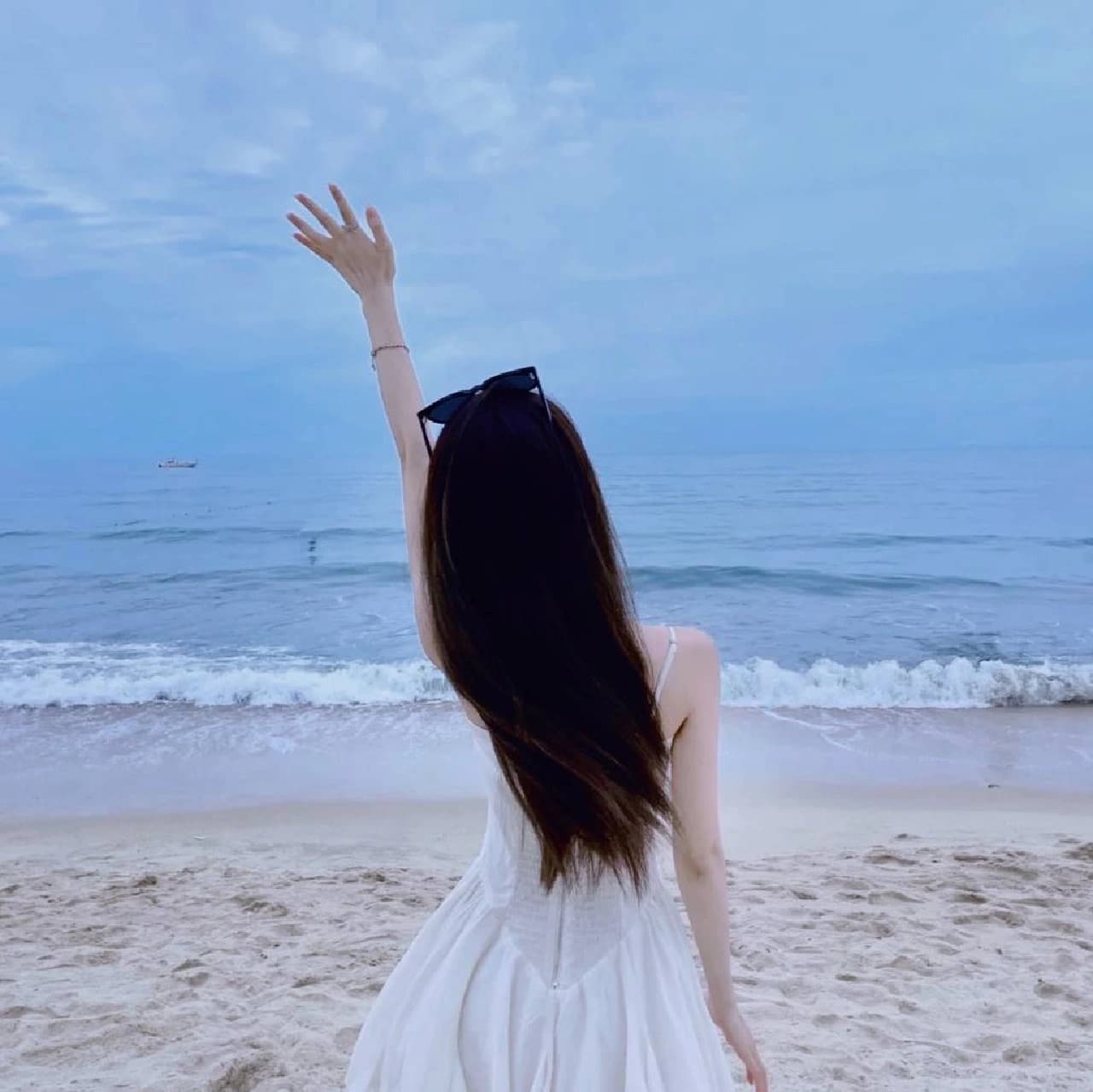蓝色背景图片唯美人物,蓝天大海女孩唯美图片_4
