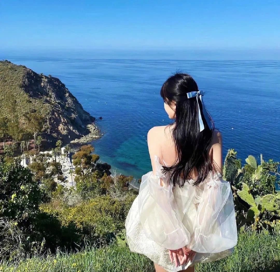蓝色背景图片唯美人物,蓝天大海女孩唯美图片_3