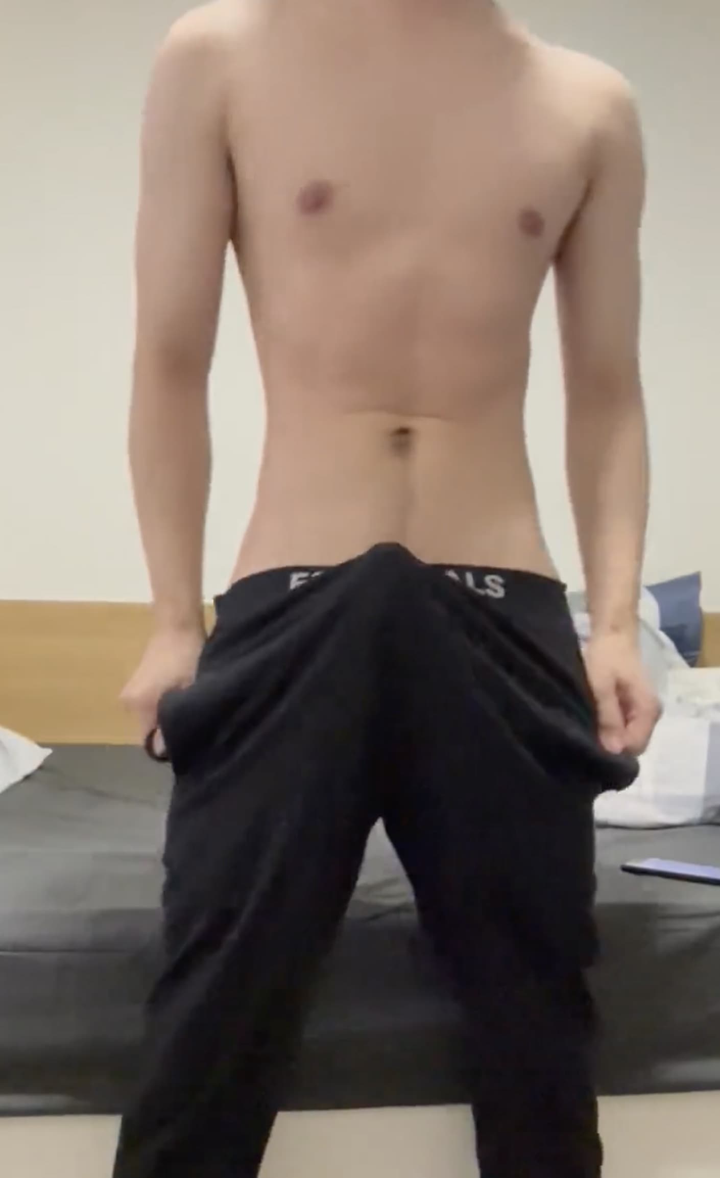 为什么男生穿运动裤很突出,男生运动裤前面凸凸的图片肌肉帅哥凸显大包!_3