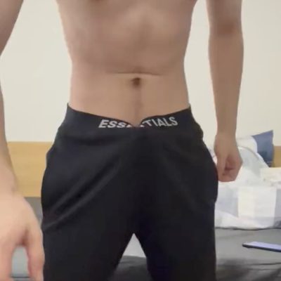 为什么男生穿运动裤很突出,男生运动裤前面凸凸的图片肌肉帅哥凸显大包!