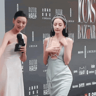 迪丽热巴捂胸走秀gif动态图