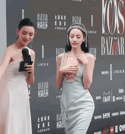 迪丽热巴捂胸走秀gif动态图_1