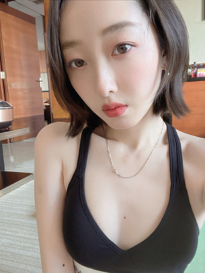 蒋梦婕深夜放飞自我图片，蒋梦婕皮肤是真的白_2