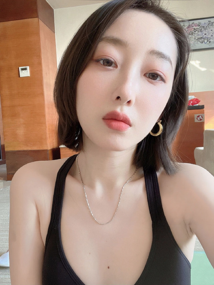 蒋梦婕深夜放飞自我图片，蒋梦婕皮肤是真的白_3