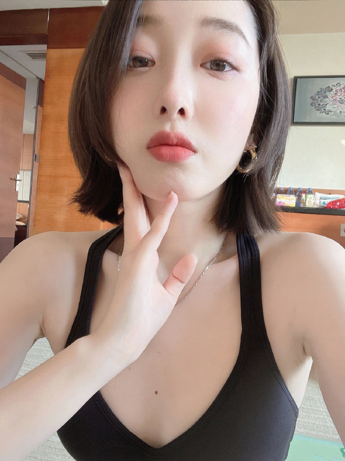 蒋梦婕深夜放飞自我图片，蒋梦婕皮肤是真的白_4