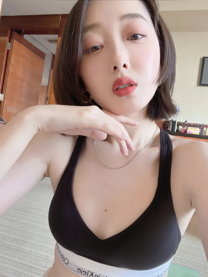 蒋梦婕深夜放飞自我图片，蒋梦婕皮肤是真的白_5