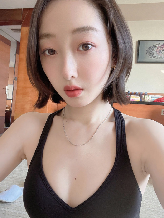 蒋梦婕深夜放飞自我图片，蒋梦婕皮肤是真的白_6