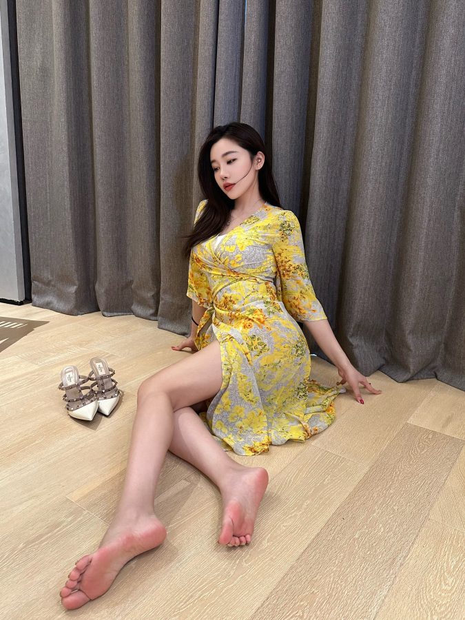 最近抖音很火的黄色战袍 ，美女试穿黄色战袍图片_3