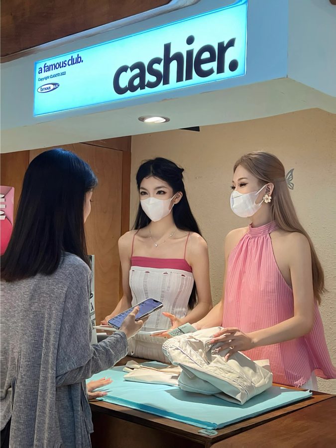 A Famous Club是什么神仙店铺，超漂亮的美女店员图片_1