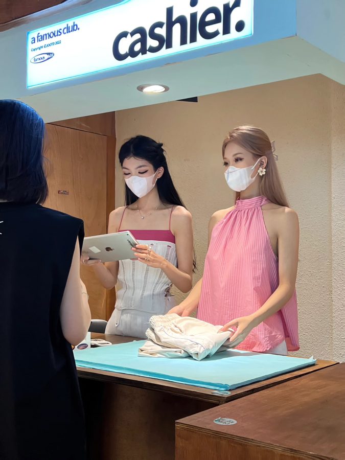 A Famous Club是什么神仙店铺，超漂亮的美女店员图片_3