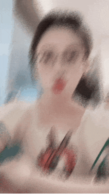 美女小姐姐胸前小兔兔gif动态图_1