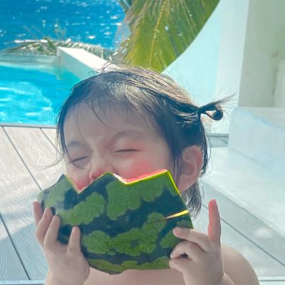 夏天萌娃吃西瓜可爱女生头像 骗你生女儿