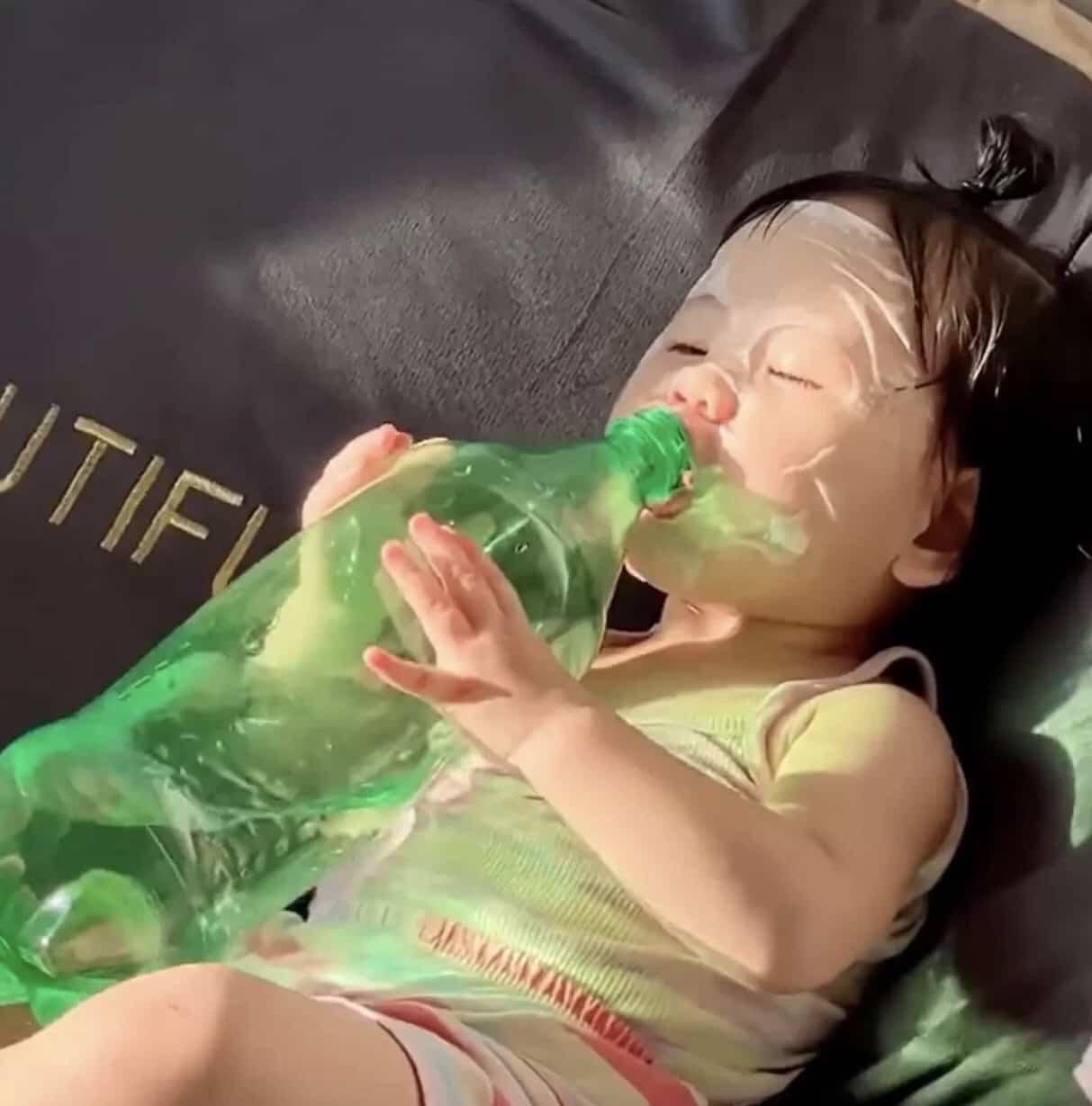 夏日炎炎有你超甜 萌娃抱雪碧瓶喷水可爱女孩头像_4