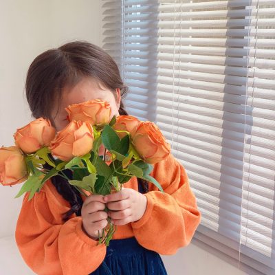 女孩手捧玫瑰花可爱女生头像 骗你生女儿系列