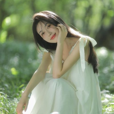 森系青春美女写真图片，白月光夏日小森林绿野仙踪写真！