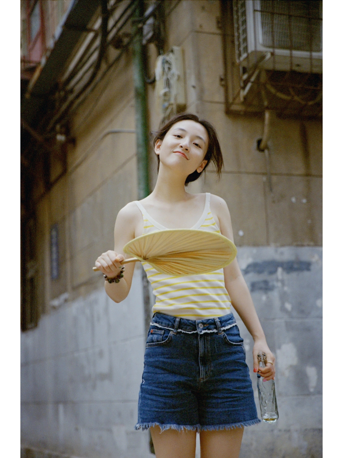 美女明星吴倩元气满满头像 黄色吊带很少女_1