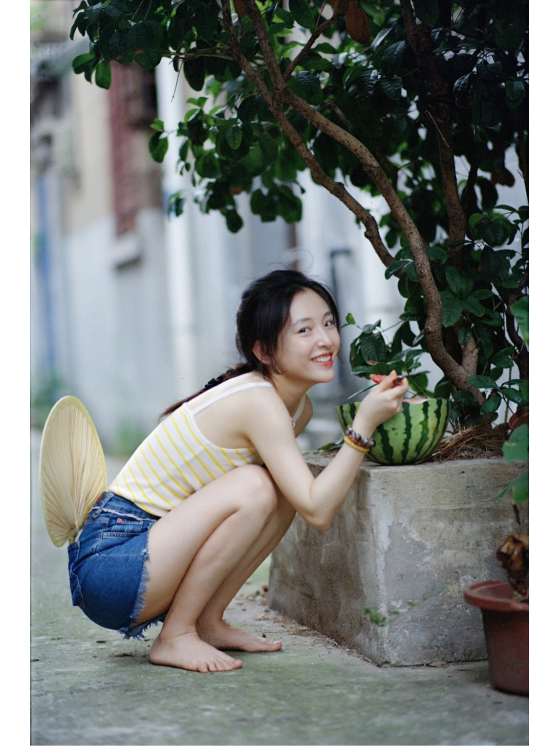 美女明星吴倩元气满满头像 黄色吊带很少女_5