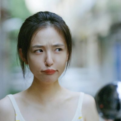 美女明星吴倩元气满满头像 黄色吊带很少女