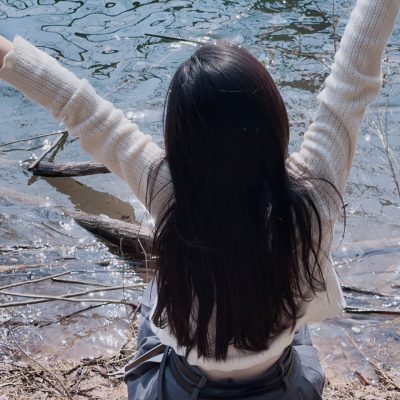 小清新女生黑色长直发 真人背影头像