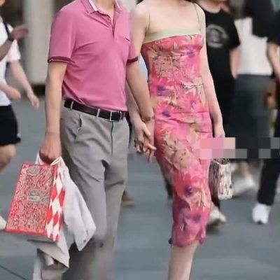 国企负责人与异性亲密牵手逛街被拍图片