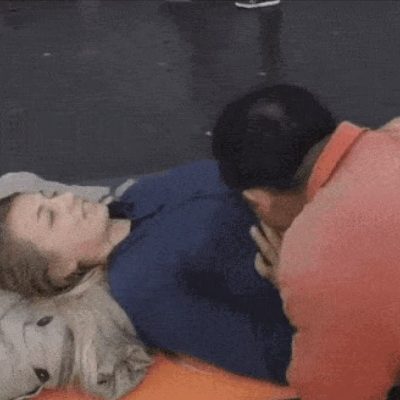 野生按摩美女被疯狂揉捏gif动态图片