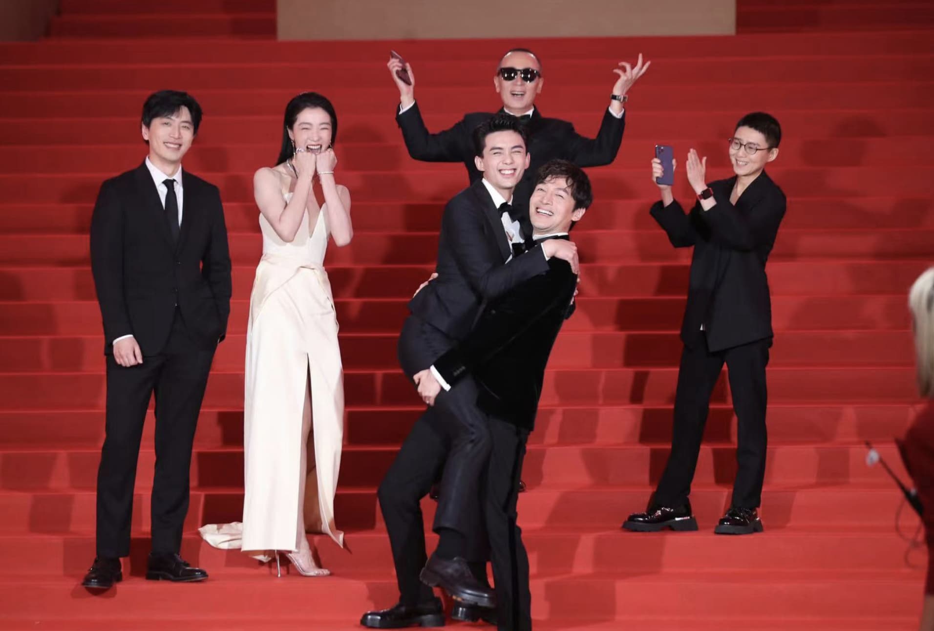 25届上海国际电影节胡歌抱吴磊图片_1