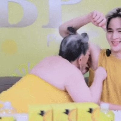 富婆扒衣舔小鲜肉腋下gif图，女人年纪越大越喜欢年轻男人