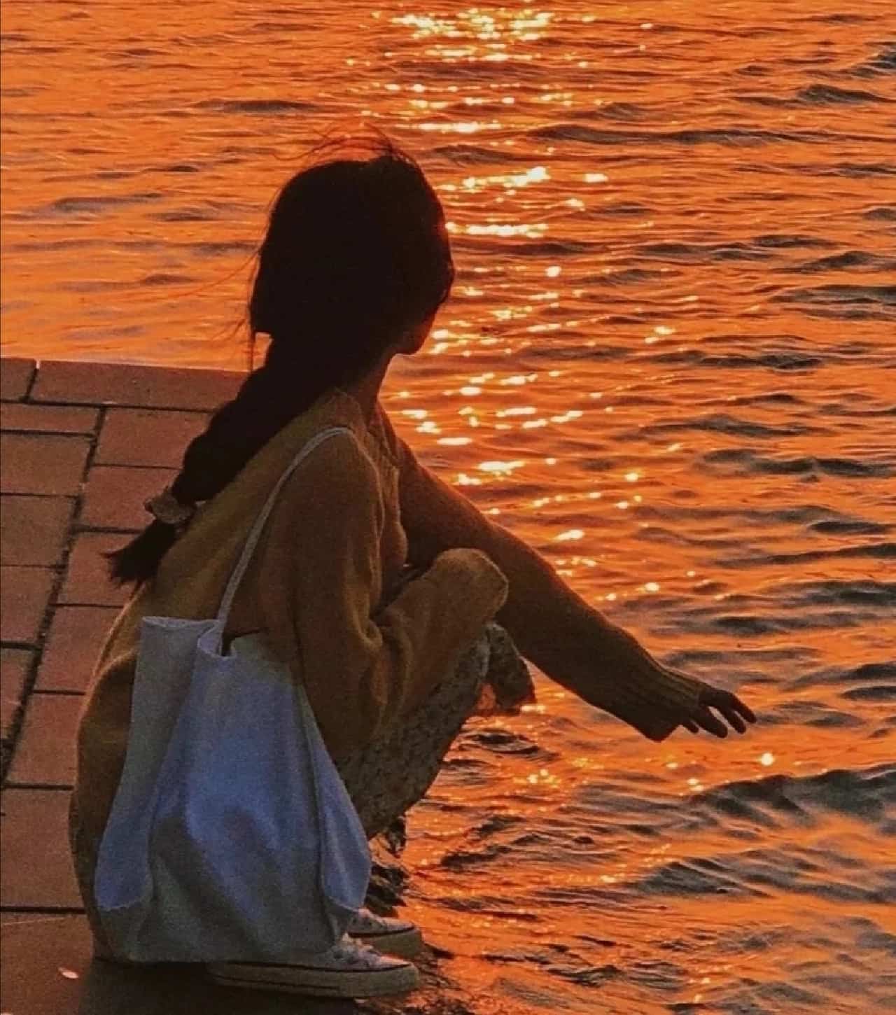 小众清冷氛围感长发女生背影头像_1