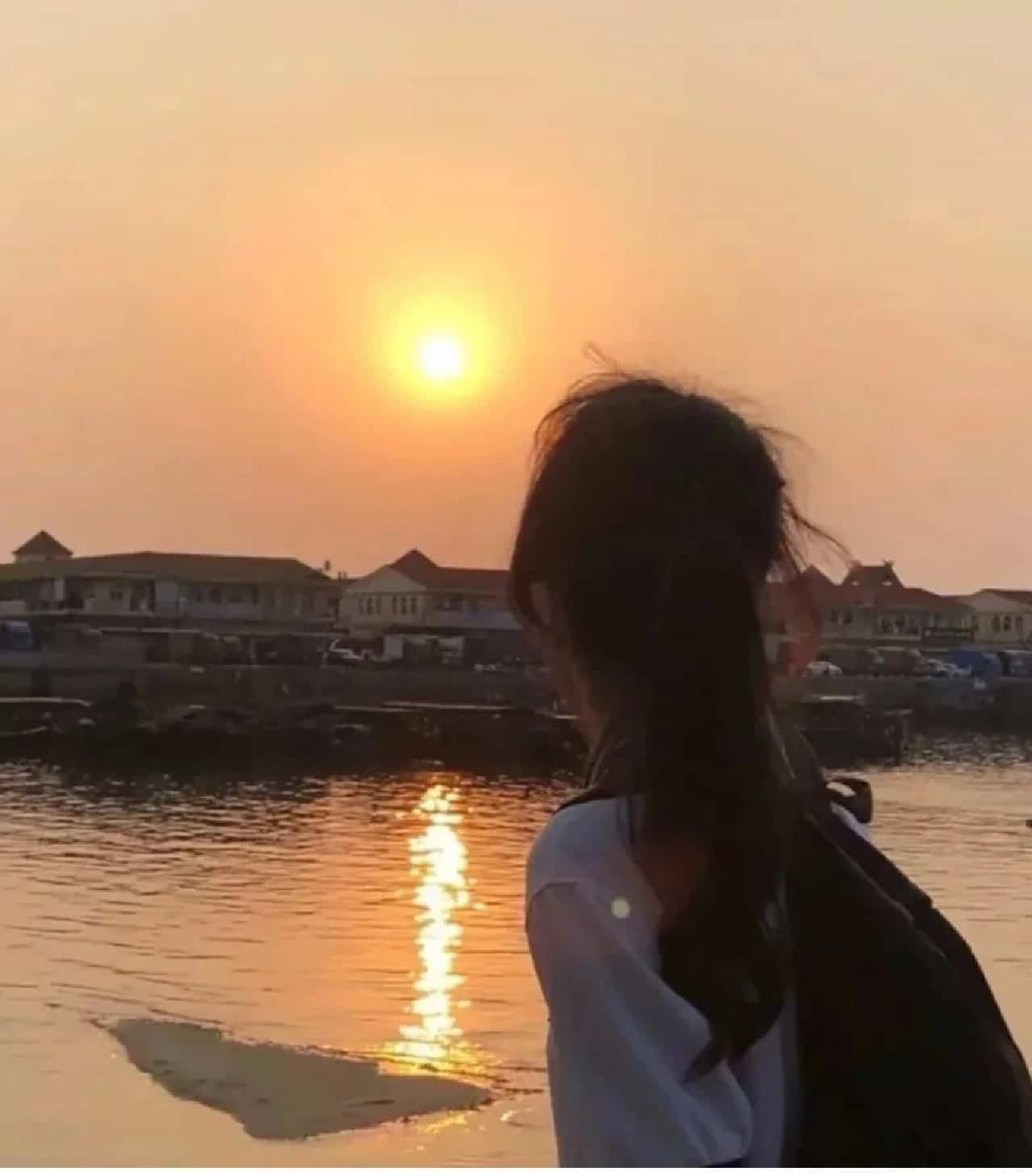 小众清冷氛围感长发女生背影头像_2