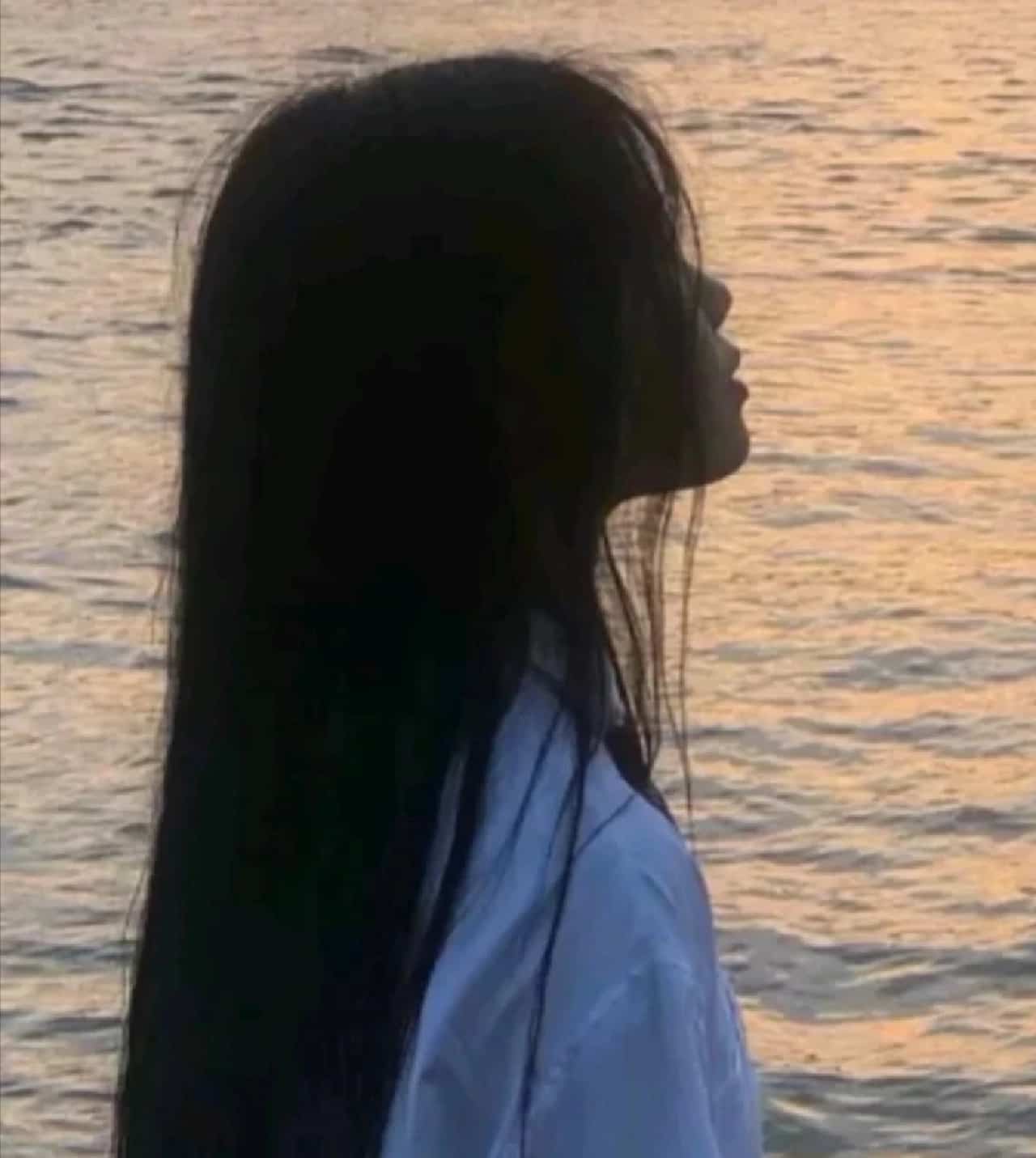 小众清冷氛围感长发女生背影头像_4