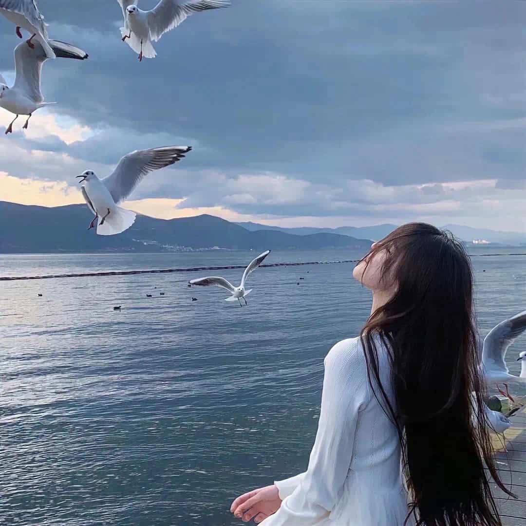 小众清冷氛围感长发女生背影头像_5