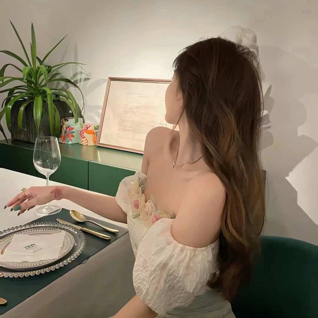 小众清冷氛围感长发女生背影头像_6