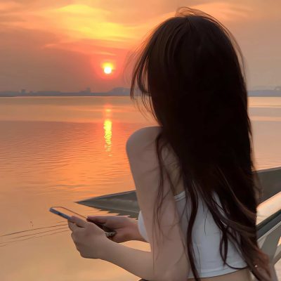 小众清冷氛围感长发女生背影头像