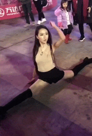 跳舞生的下面是不是特别好？跳舞生劈叉一字马gif动态图_1