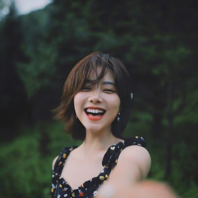 谭松韵碎花小黑裙森系写真图片