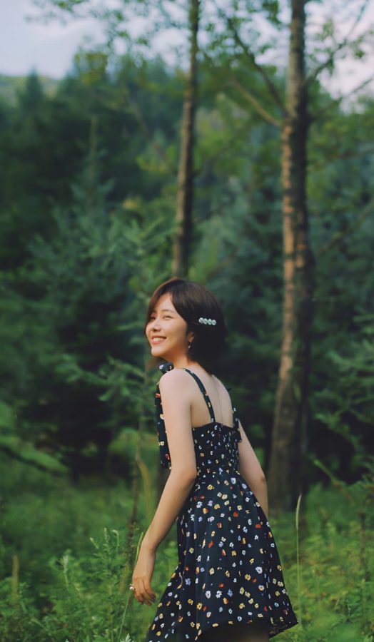 谭松韵碎花小黑裙森系写真图片_3