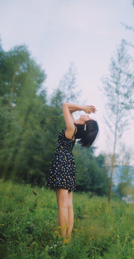 谭松韵碎花小黑裙森系写真图片_4