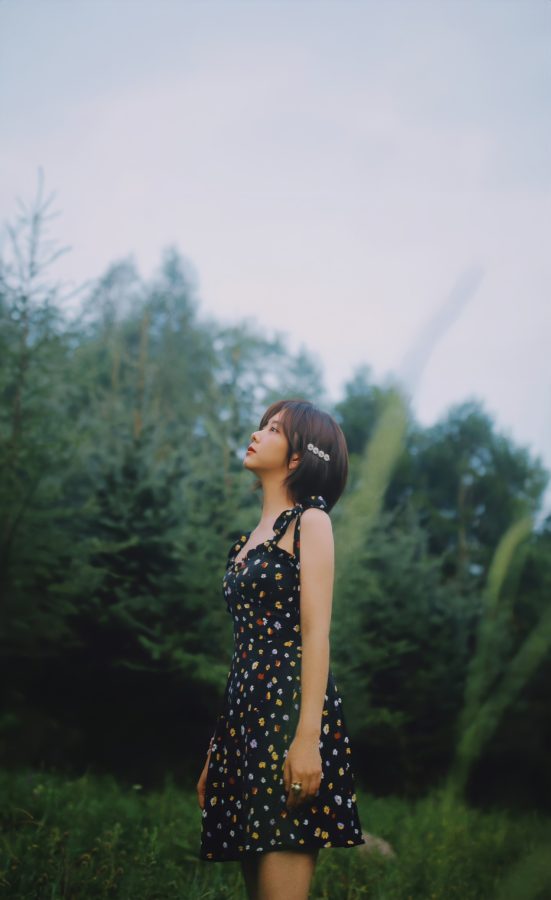 谭松韵碎花小黑裙森系写真图片_5