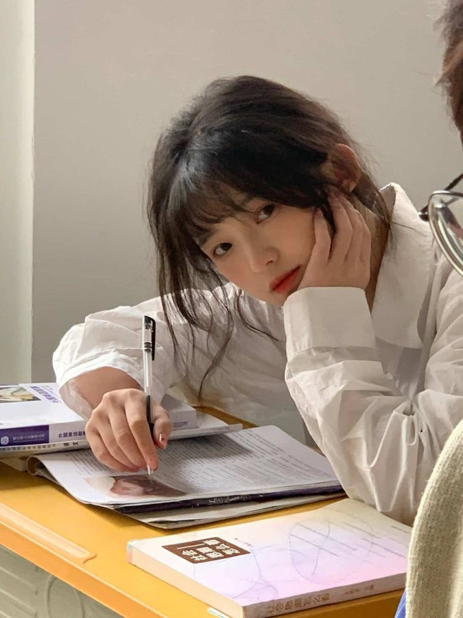 女生偷看男生校园暗恋真人微信头像_2