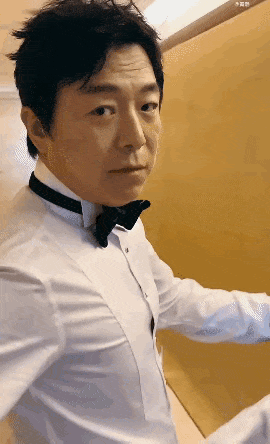 黄渤上半身vs下半身 黄渤裤衩配西服gif动态图_2