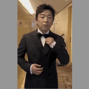 黄渤上半身vs下半身 黄渤裤衩配西服gif动态图